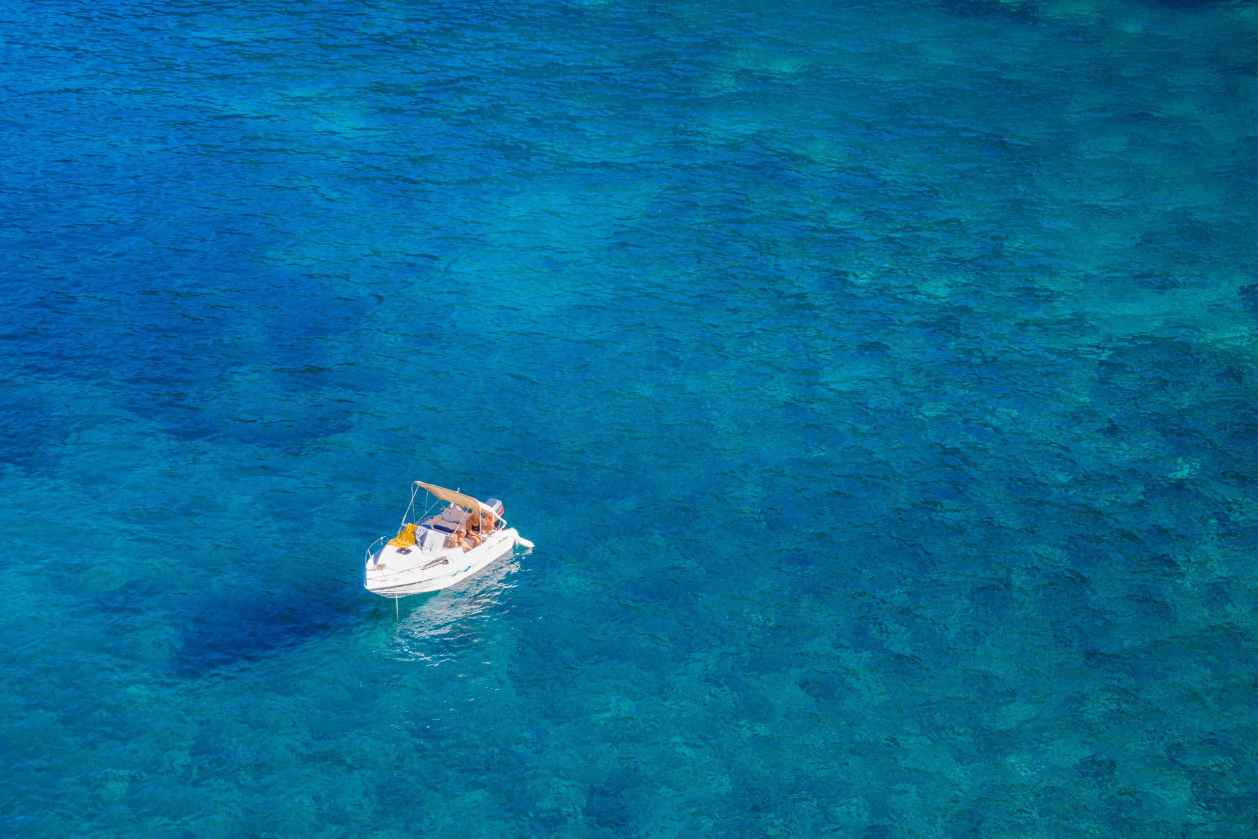 Comment fonctionne un guindeau manuel sur un bateau ?