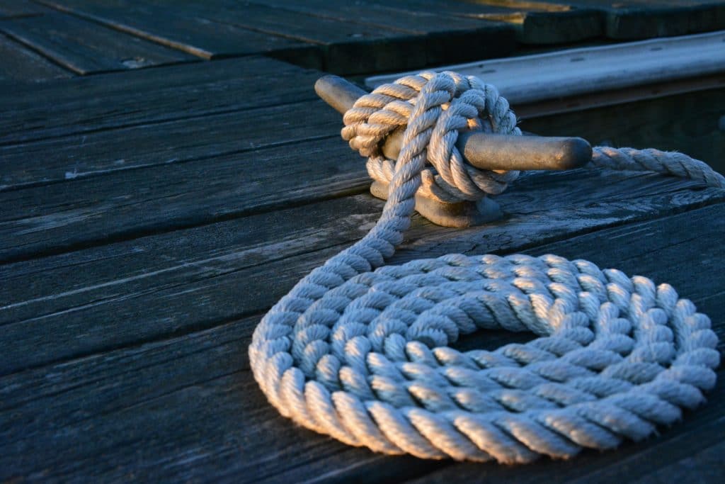 Un guide qui explique comment facilement installer un taquet d’amarrage sur un bateau ou sur un ponton.