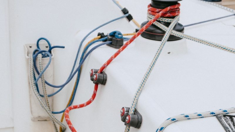 Comment installer un taquet coinceur sur un bateau ?