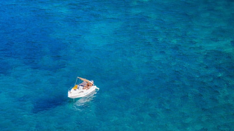 Comment fonctionne un guindeau manuel sur un bateau ?