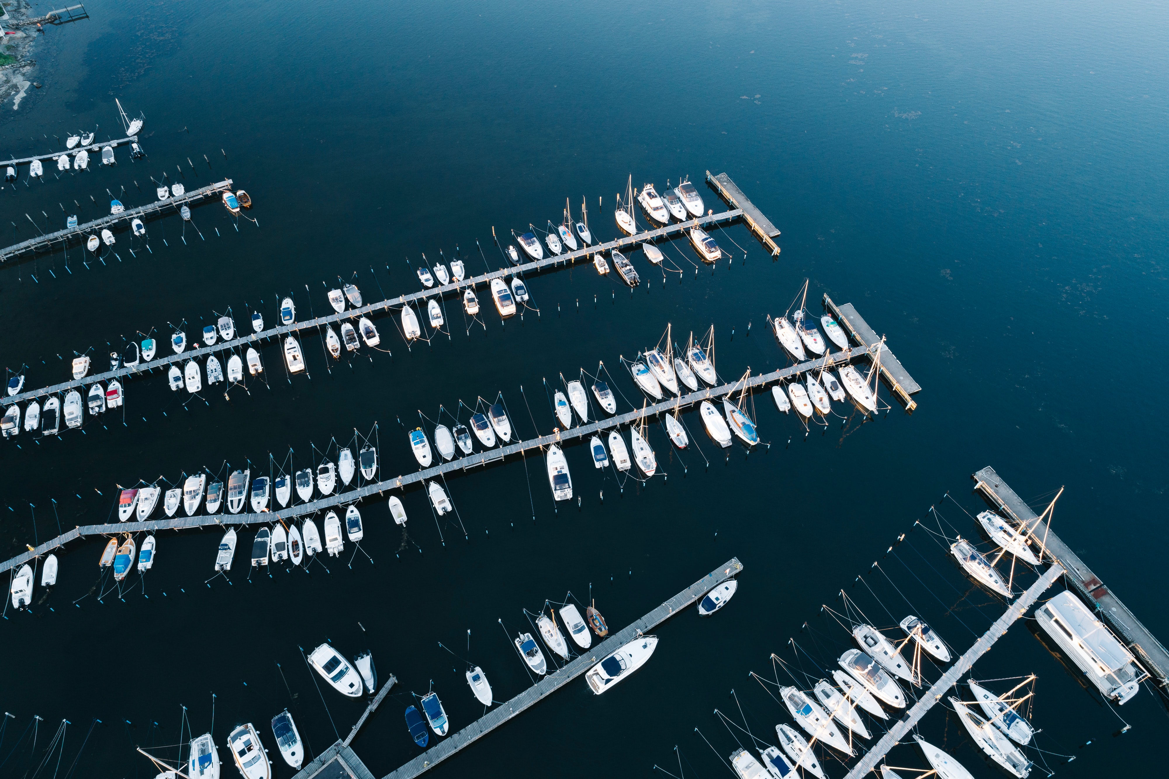 Comment fixer une pompe de cale sur un bateau ?