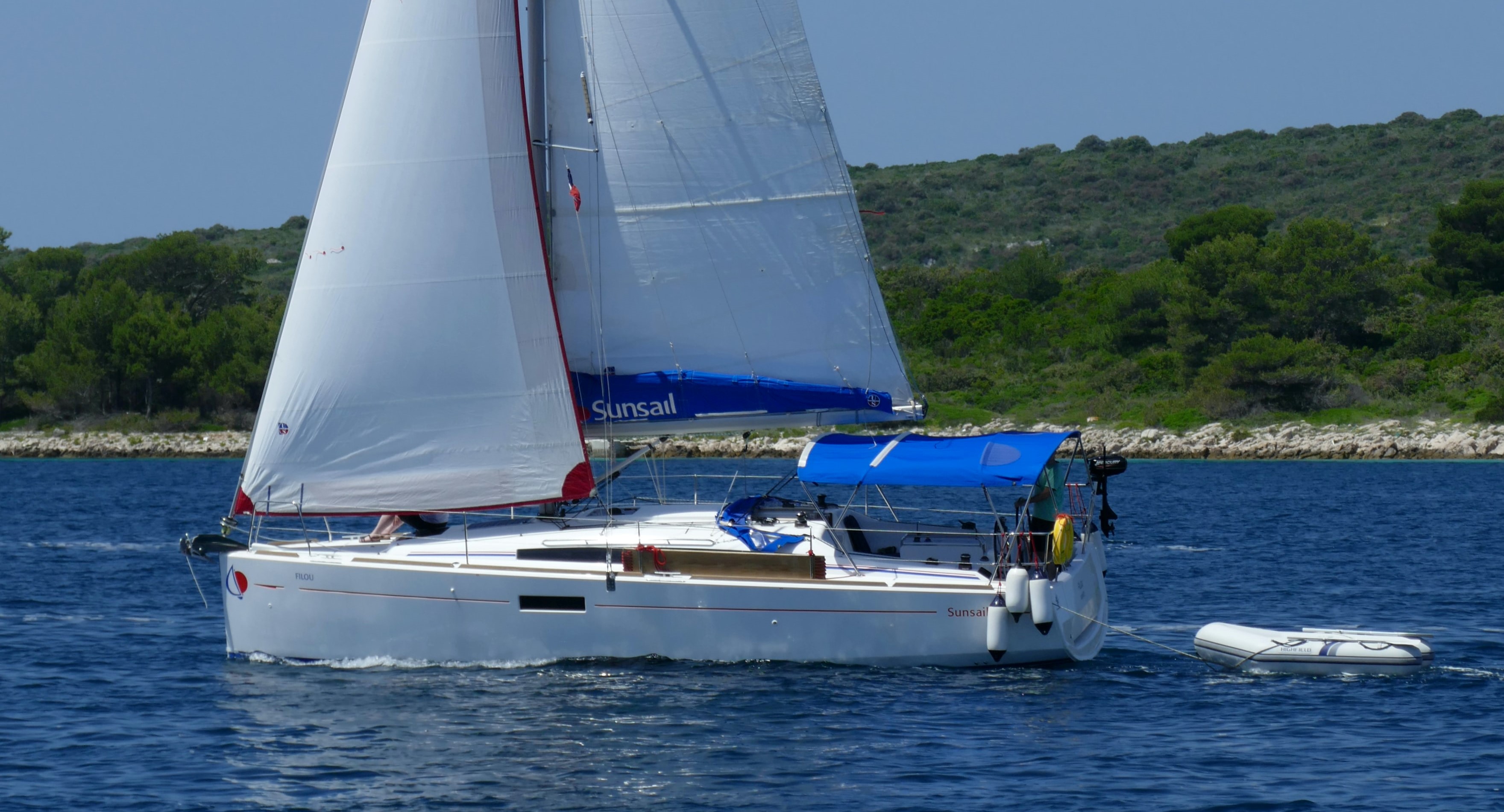 Un guide qui explique comment fabriquer un taud de bateau facilement sur votre voilier.