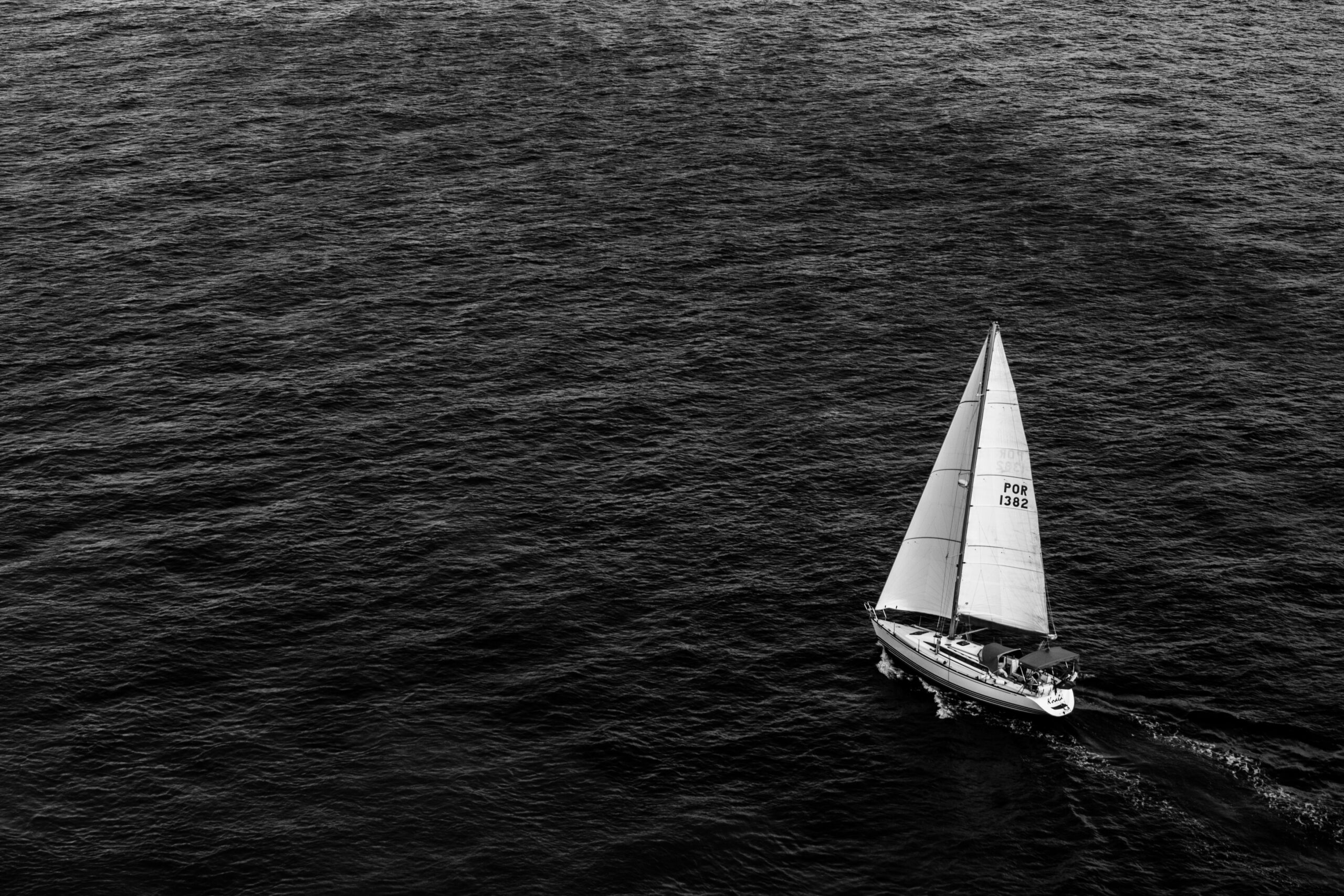 Un guide qui explique comment facilement installer et fixer un toit bimini sur un bateau ou un semi rigide.