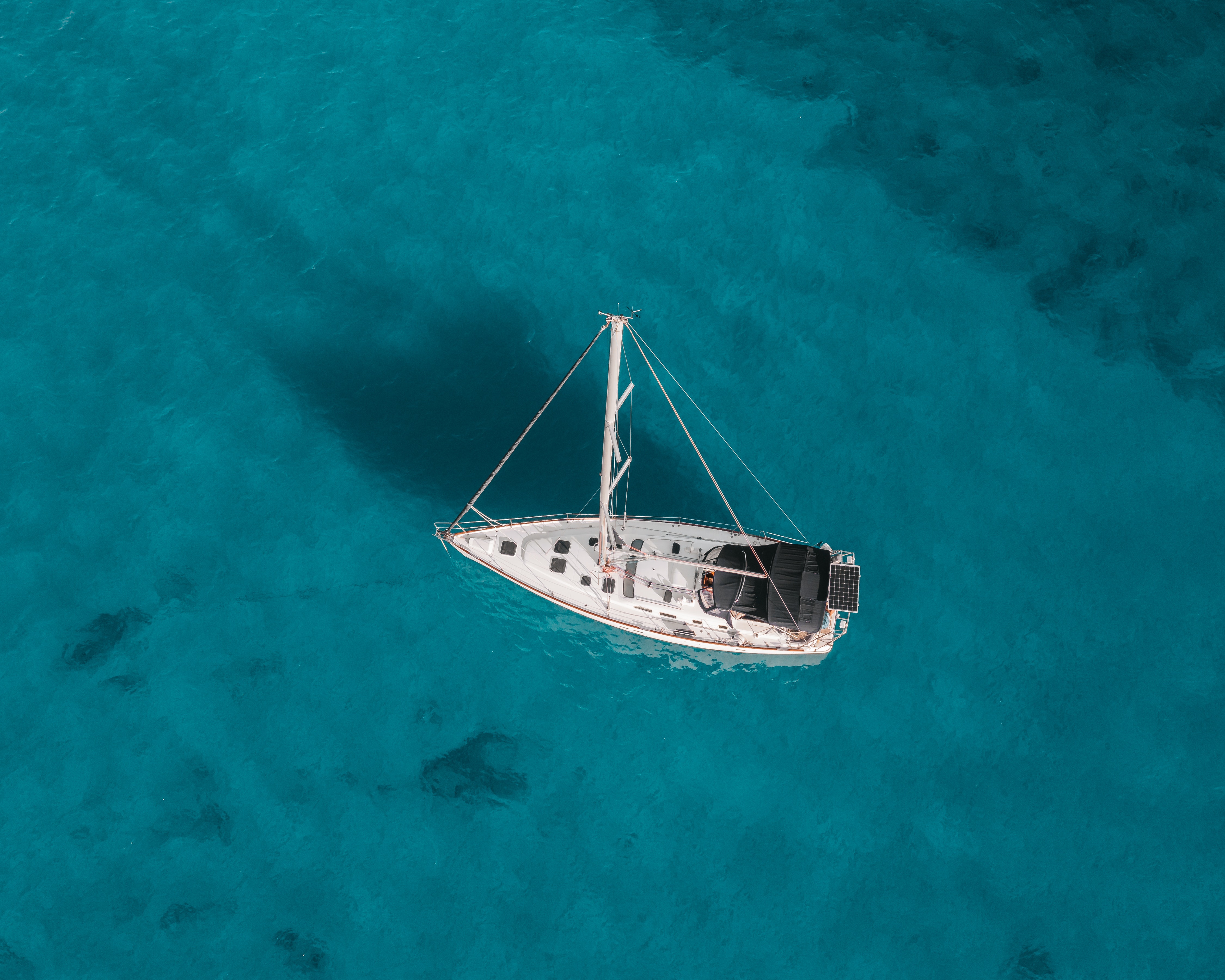 Un guide qui explique comment imperméabiliser un taud de bateau facilement sur un voilier.