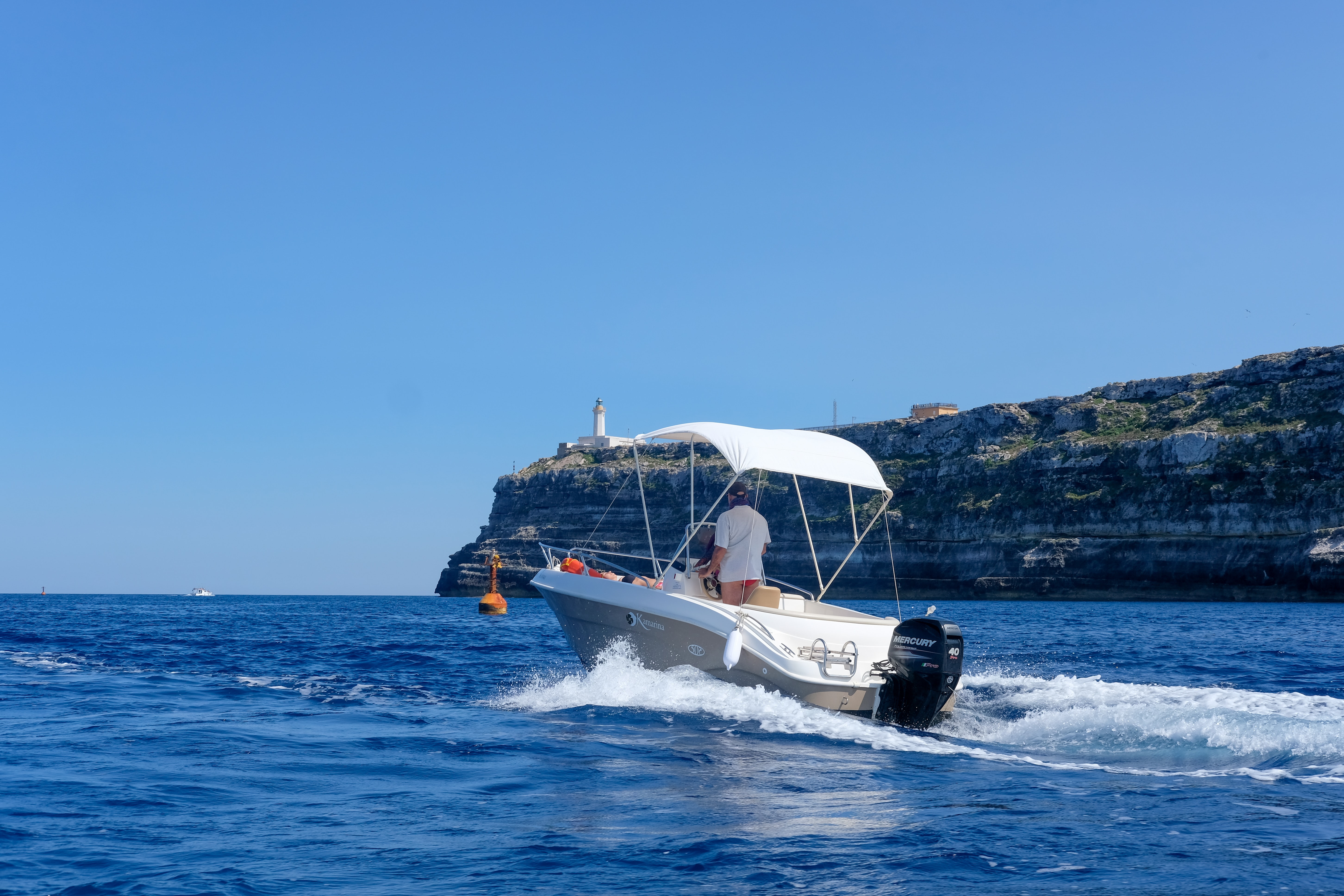 Un guide qui explique comment nettoyer un bimini et un taud de bateau mais aussi comment facilement entretenir une capote de roof sur un bateau.