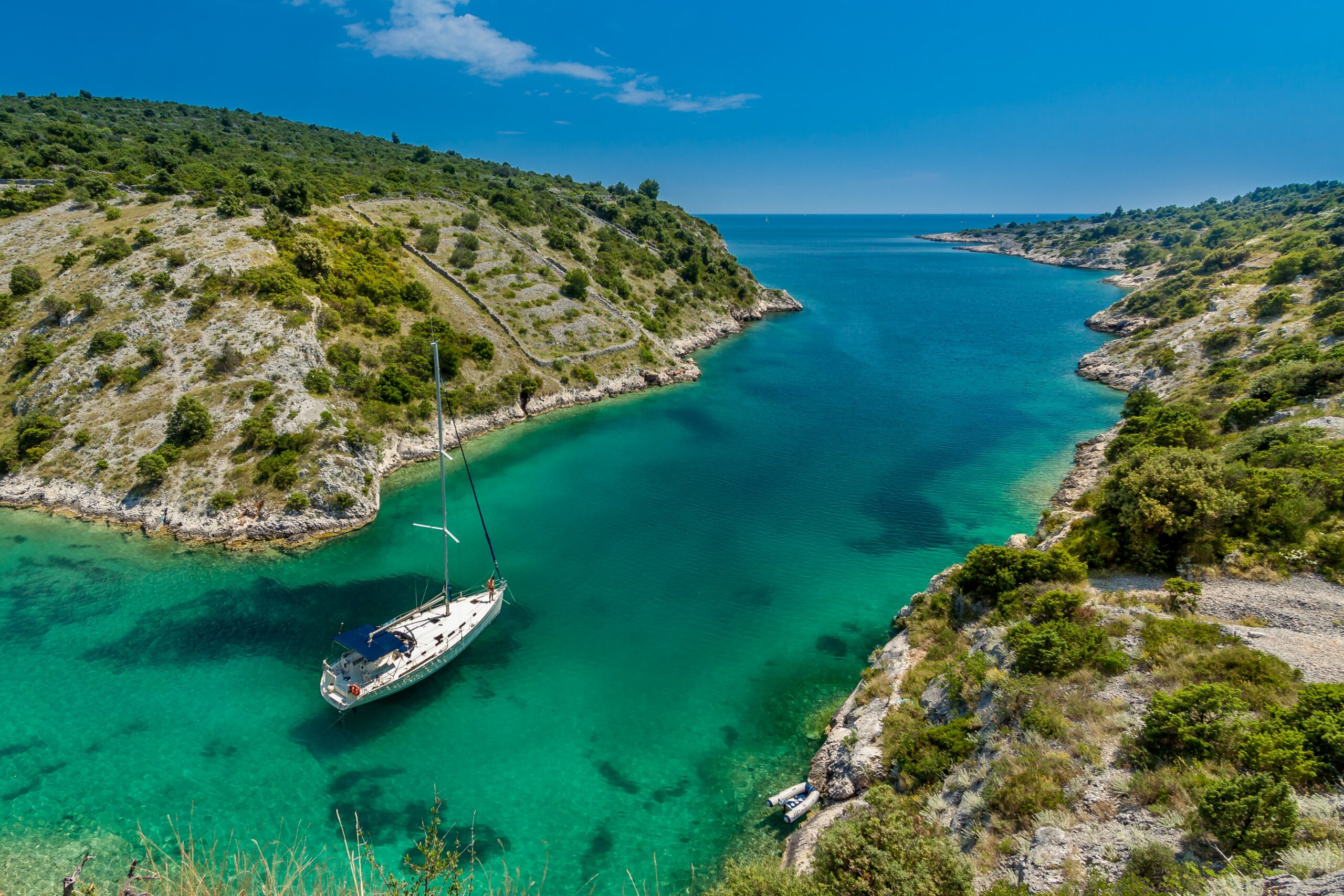 Un guide qui explique comment choisir son bimini pour son bateau qu’il soit en alu ou en inox.