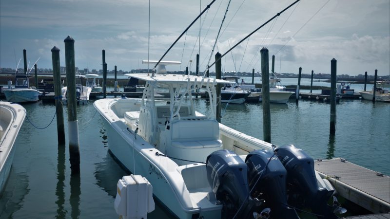 Comment réparer un moteur de bateau qui fume noir ?